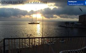 Ampio Monolocale Con Balcone Fronte Mare